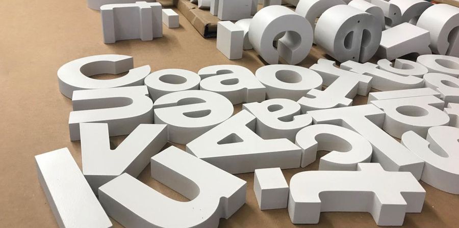 Letras corpóreas routeadas en madera PVC polifam acrílico para fachadas y locales
